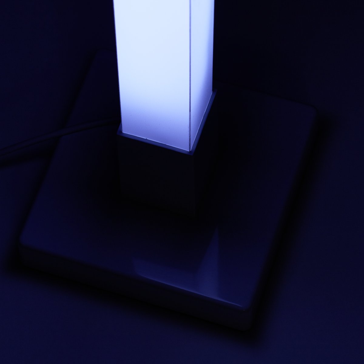 Neele Blanc lampadaire De Brilliant - La lampe dispose d'un capteur de musique intégré qui fait vibrer la lumière au rythme de la musique.