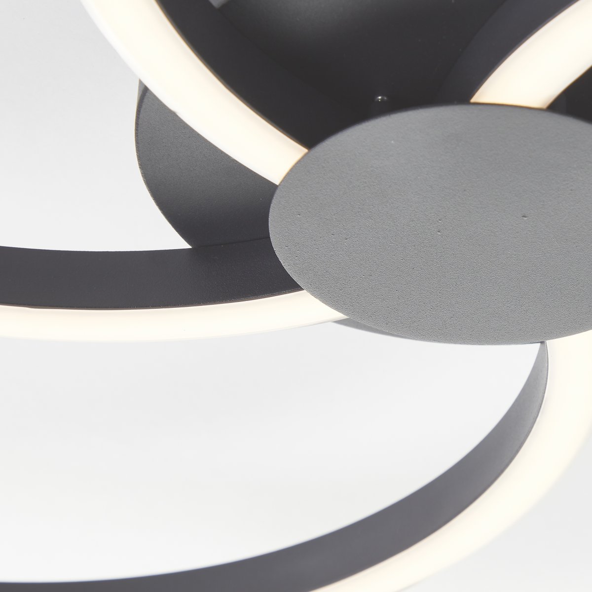 Fico Ø52 Noir plafonnier De Brilliant - Il a un diamètre de 52 cm et une luminosité de 3300 lumens, créant une atmosphère lumineuse et accueillante dans n'importe quelle pièce.