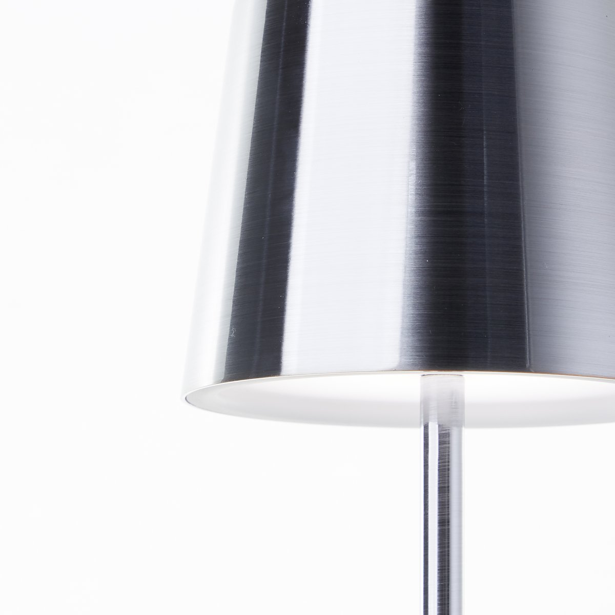 Xaana 37cm Nickel portable De Brilliant - La lampe est de haute qualit&eacute; et poss&egrave;de un indice de protection IP44, ce qui en fait un compagnon fiable dans le jardin, sur le balcon ou sur la terrasse.