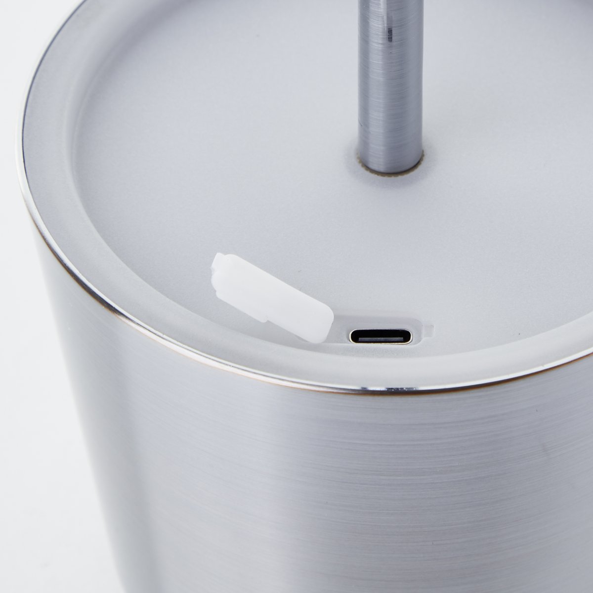 Xaana 37cm Nickel portable De Brilliant - La lampe est de haute qualit&eacute; et poss&egrave;de un indice de protection IP44, ce qui en fait un compagnon fiable dans le jardin, sur le balcon ou sur la terrasse.