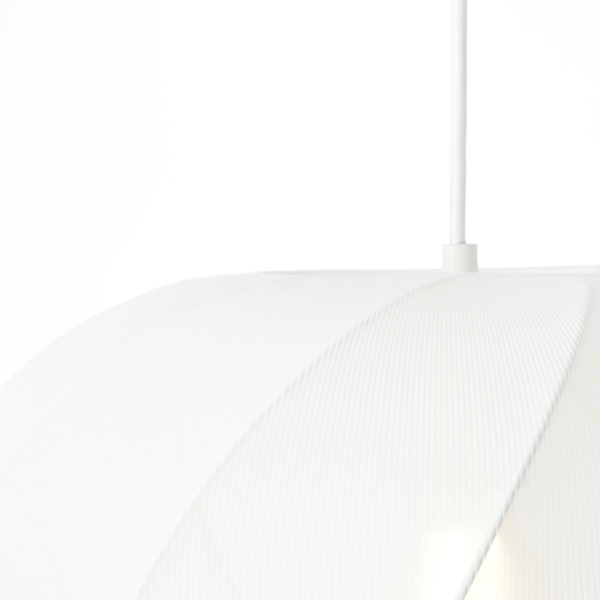 Molly Ø38 Blanc suspension De Brilliant - Il est parfait pour cr&eacute;er une atmosph&egrave;re atmosph&eacute;rique dans votre maison, qu'il soit suspendu au-dessus de la table &agrave; manger, dans le salon ou dans la chambre.