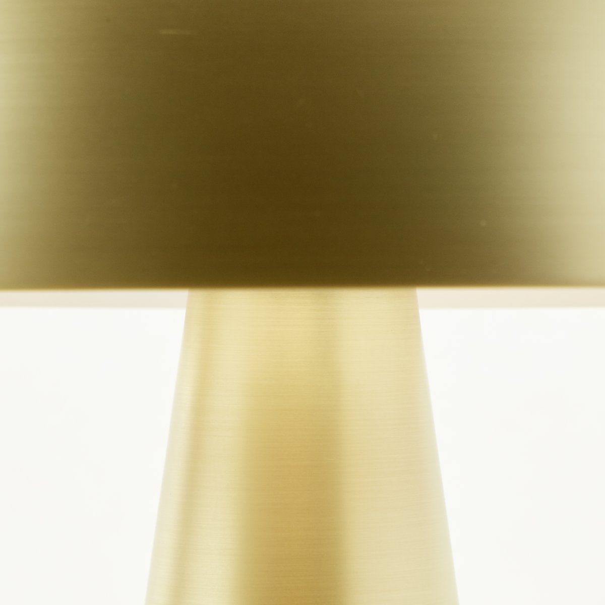 Sigrun 33cm Or mat lampe de table De Brilliant - La lampe de table Sigrun est une lampe &eacute;l&eacute;gante et styl&eacute;e en m&eacute;tal avec une finition moderne en or mat.