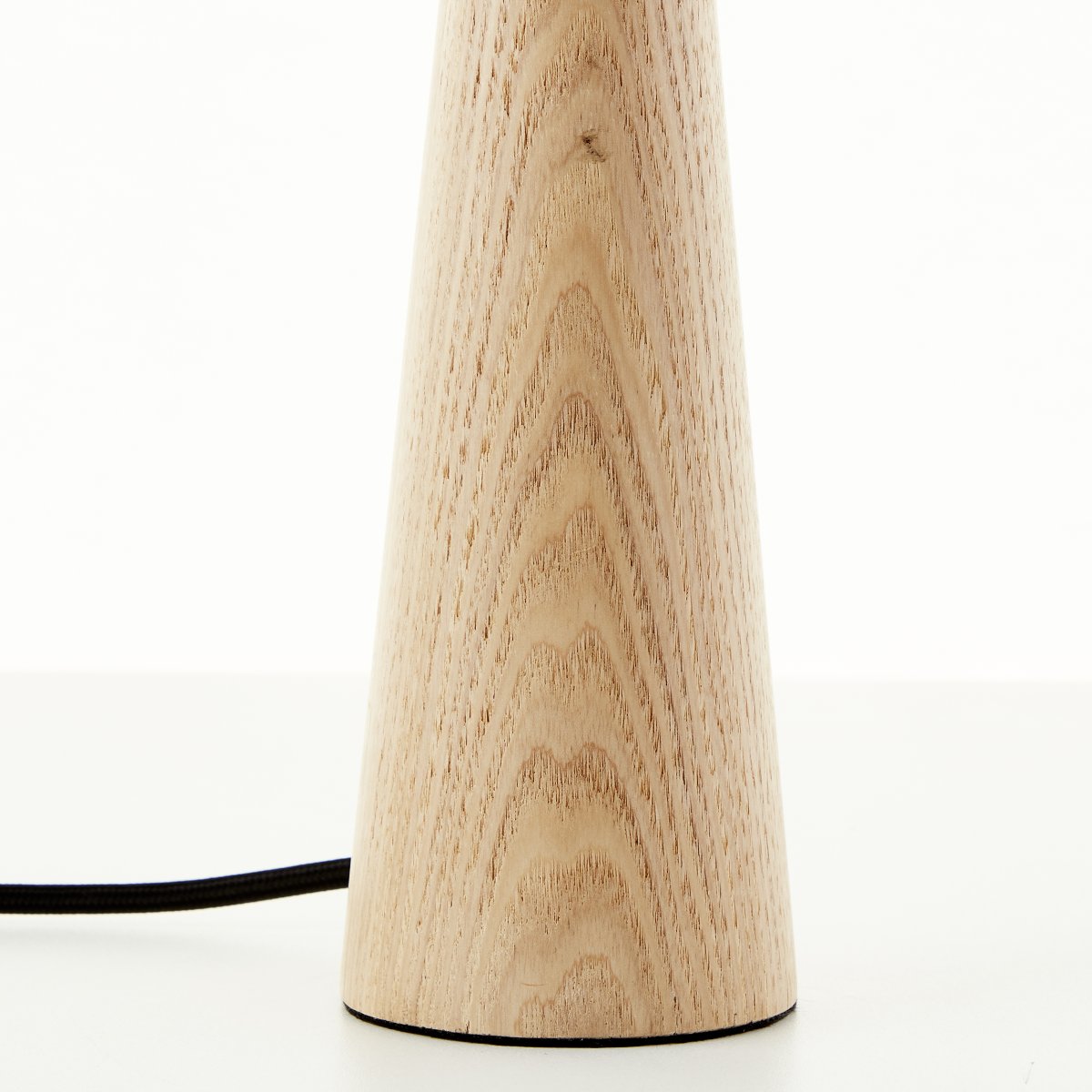 Kirou 50cm Bois lampe de table De Brilliant - Cette élégante lampe de table avec un abat-jour blanc et une base en bois naturel crée une atmosphère chaleureuse et accueillante dans votre maison.