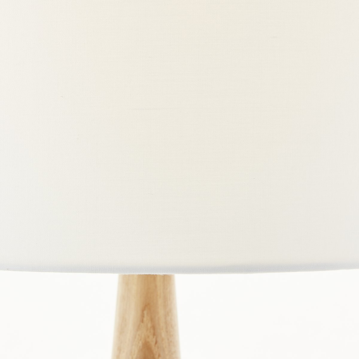 Kirou 50cm Bois lampe de table De Brilliant - Cette élégante lampe de table avec un abat-jour blanc et une base en bois naturel crée une atmosphère chaleureuse et accueillante dans votre maison.