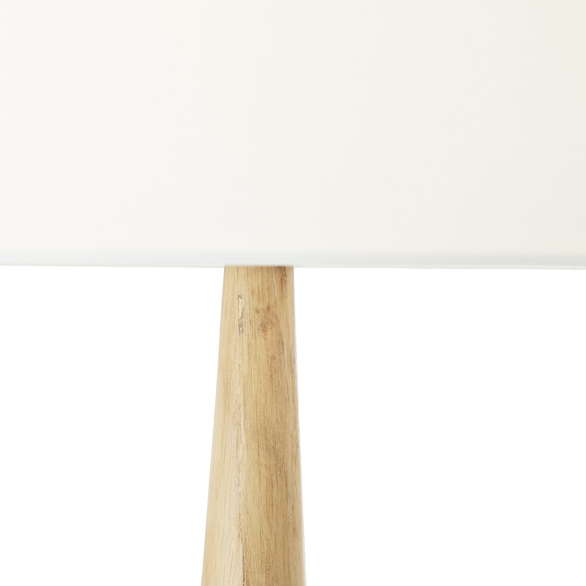 Kirou Bois lampadaire De Brilliant - La base en bois naturel est associée à un abat-jour en textile blanc pour créer une atmosphère chaleureuse et accueillante dans n'importe quelle pièce.