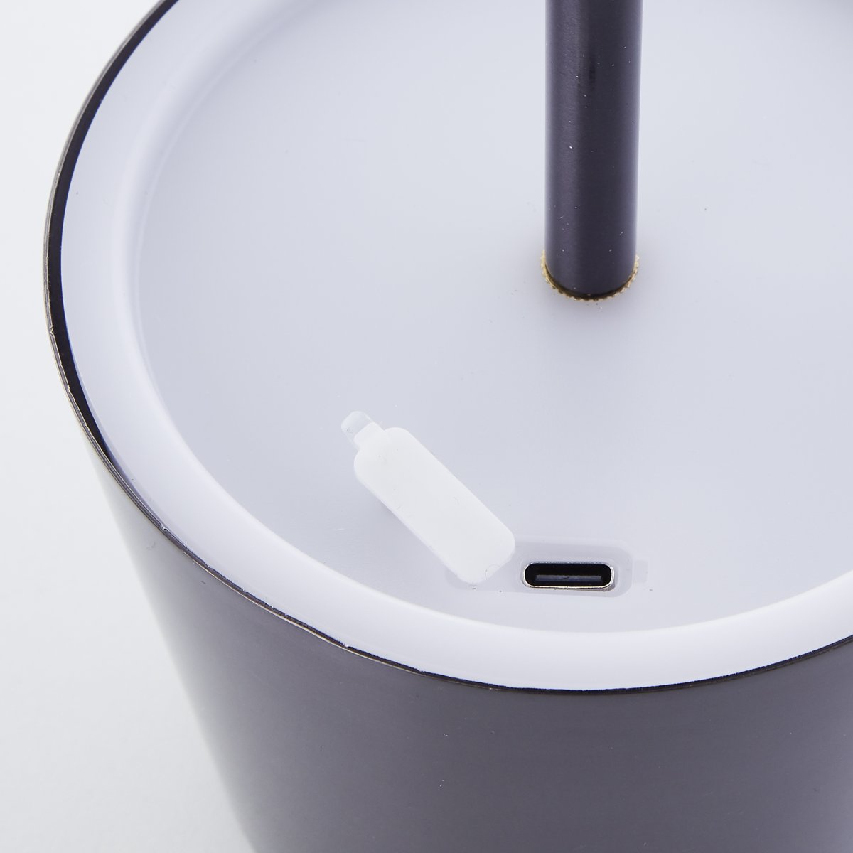 Xaana 37cm Noir portable De Brilliant - Avec la fonction variateur tactile et la temp&eacute;rature de couleur r&eacute;glable du blanc chaud au blanc froid, il cr&eacute;e une atmosph&egrave;re agr&eacute;able &agrave; l'int&eacute;rieur comme &agrave; l'ext&eacute;rieur.