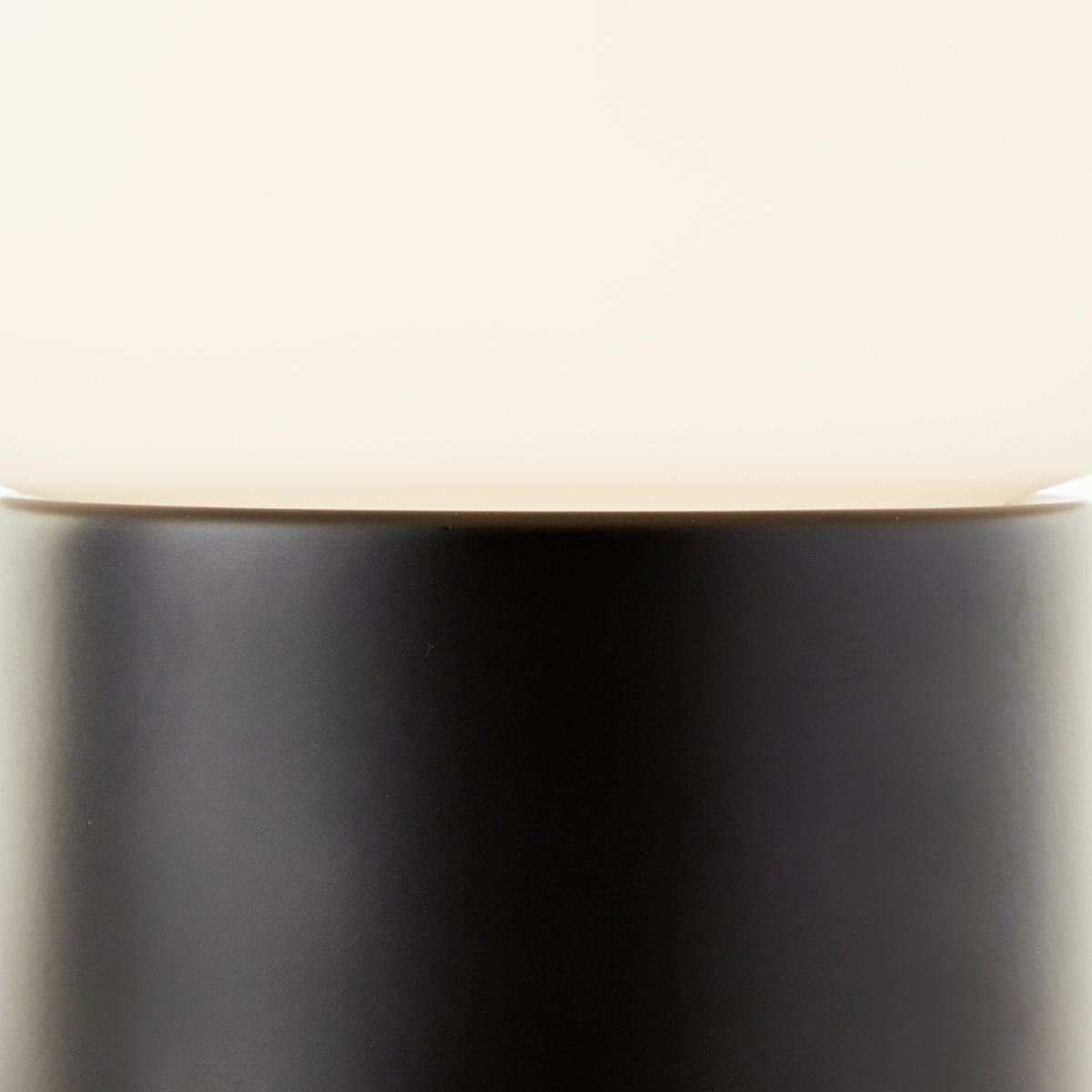 Camille 20cm Noir lampe de table De Brilliant - Avec un diam&egrave;tre de 17 cm et une hauteur de 20 cm, Camille est &agrave; la fois pratique et d&eacute;corative.