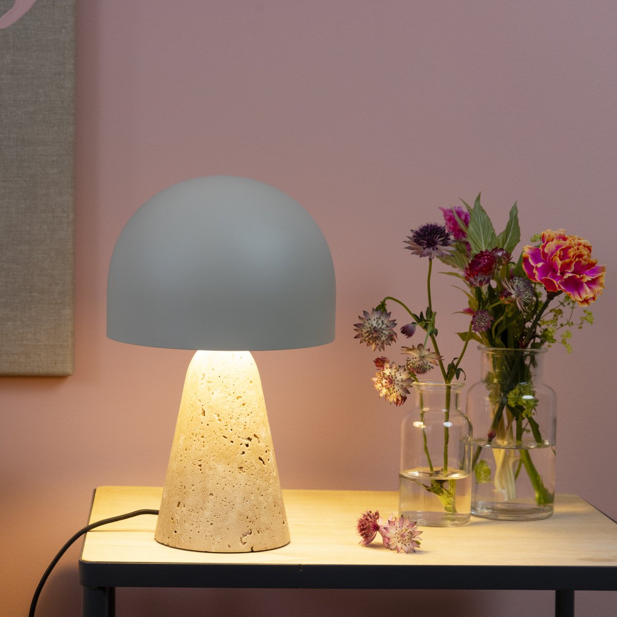 Nalam 30cm Beige lampe de table De Brilliant - La lampe de table Nalam allie design moderne et élégance naturelle avec un abat-jour beige élégant et une base robuste en pierre de travertin artificielle.