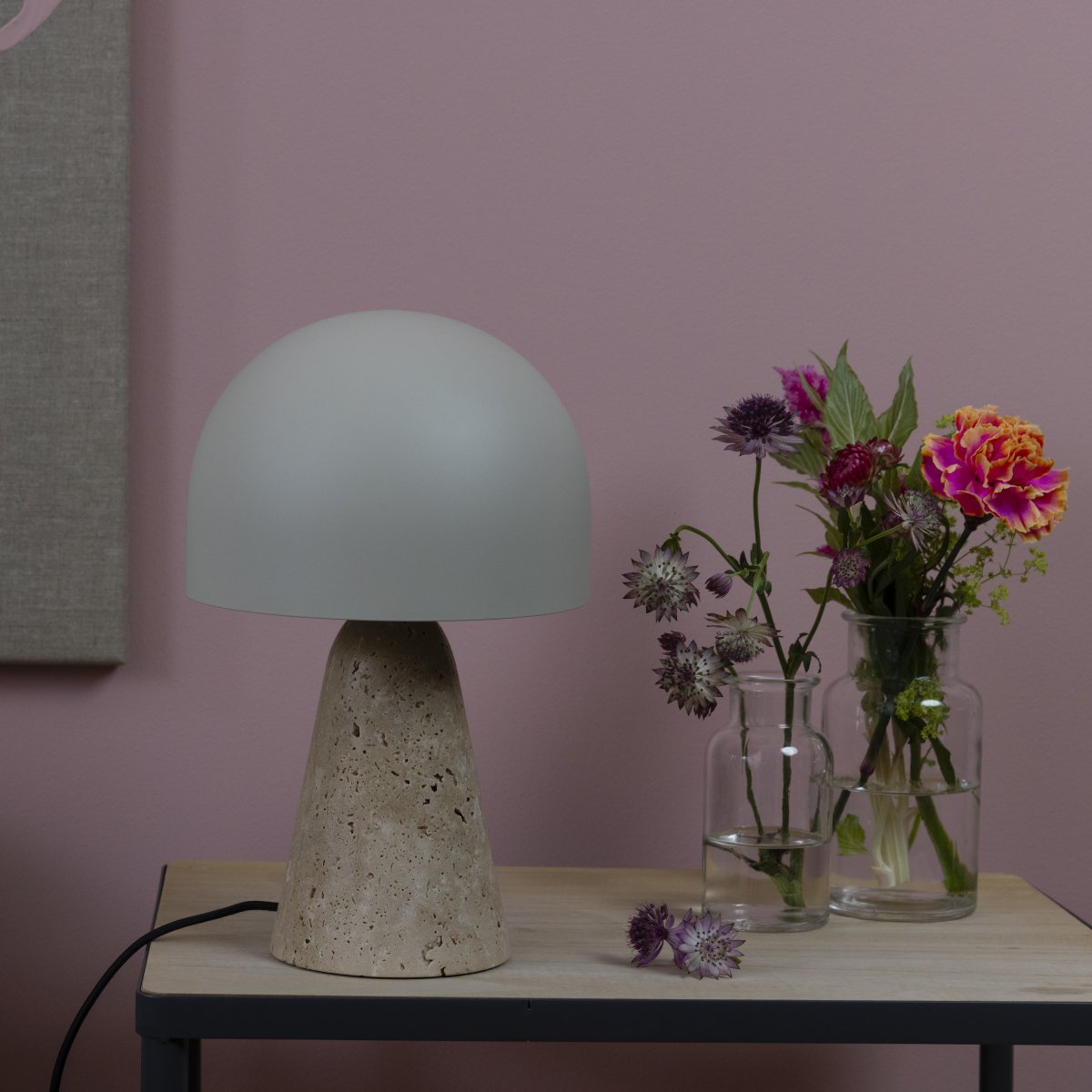 Nalam 30cm Beige lampe de table De Brilliant - La lampe de table Nalam allie design moderne et élégance naturelle avec un abat-jour beige élégant et une base robuste en pierre de travertin artificielle.
