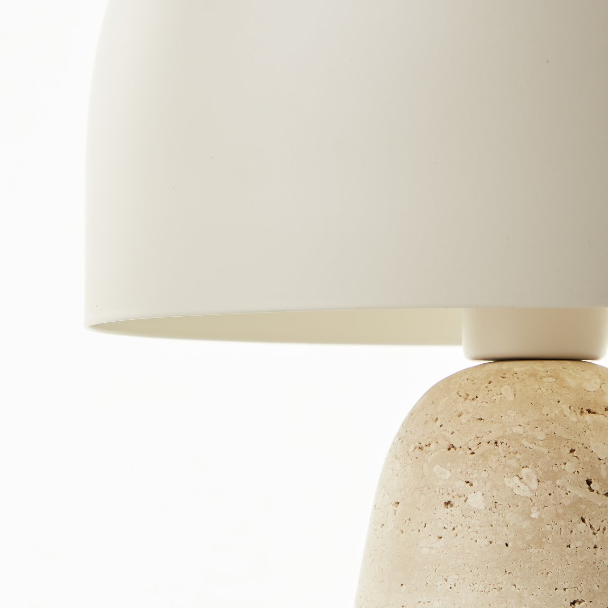 Nalam 30cm Beige lampe de table De Brilliant - La lampe de table Nalam allie design moderne et élégance naturelle avec un abat-jour beige élégant et une base robuste en pierre de travertin artificielle.