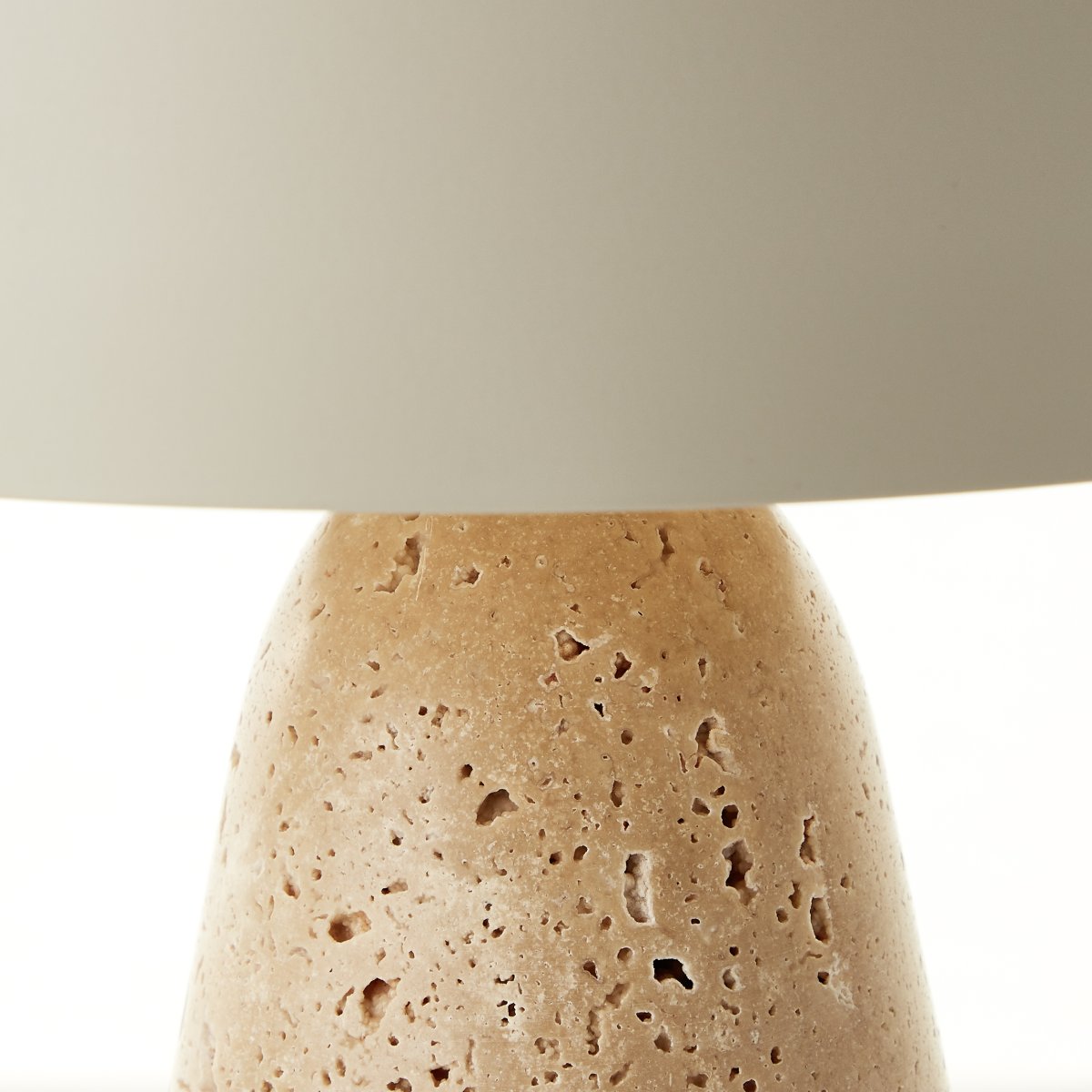 Nalam 30cm Beige lampe de table De Brilliant - La lampe de table Nalam allie design moderne et élégance naturelle avec un abat-jour beige élégant et une base robuste en pierre de travertin artificielle.