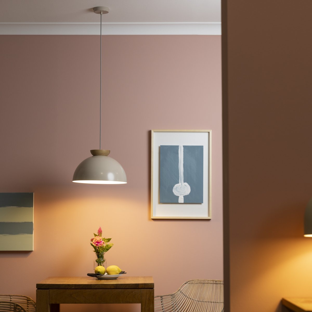 Nalam Ø35 Beige suspension De Brilliant - S'intègre parfaitement dans le salon, la cuisine ou la salle à manger et fournit une lumière uniforme et agréable.