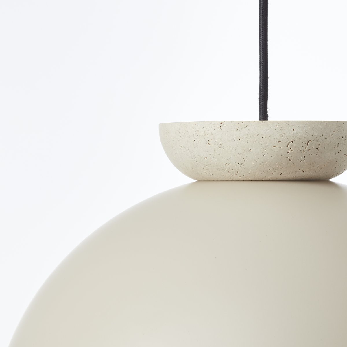 Nalam Ø35 Beige suspension De Brilliant - S'intègre parfaitement dans le salon, la cuisine ou la salle à manger et fournit une lumière uniforme et agréable.
