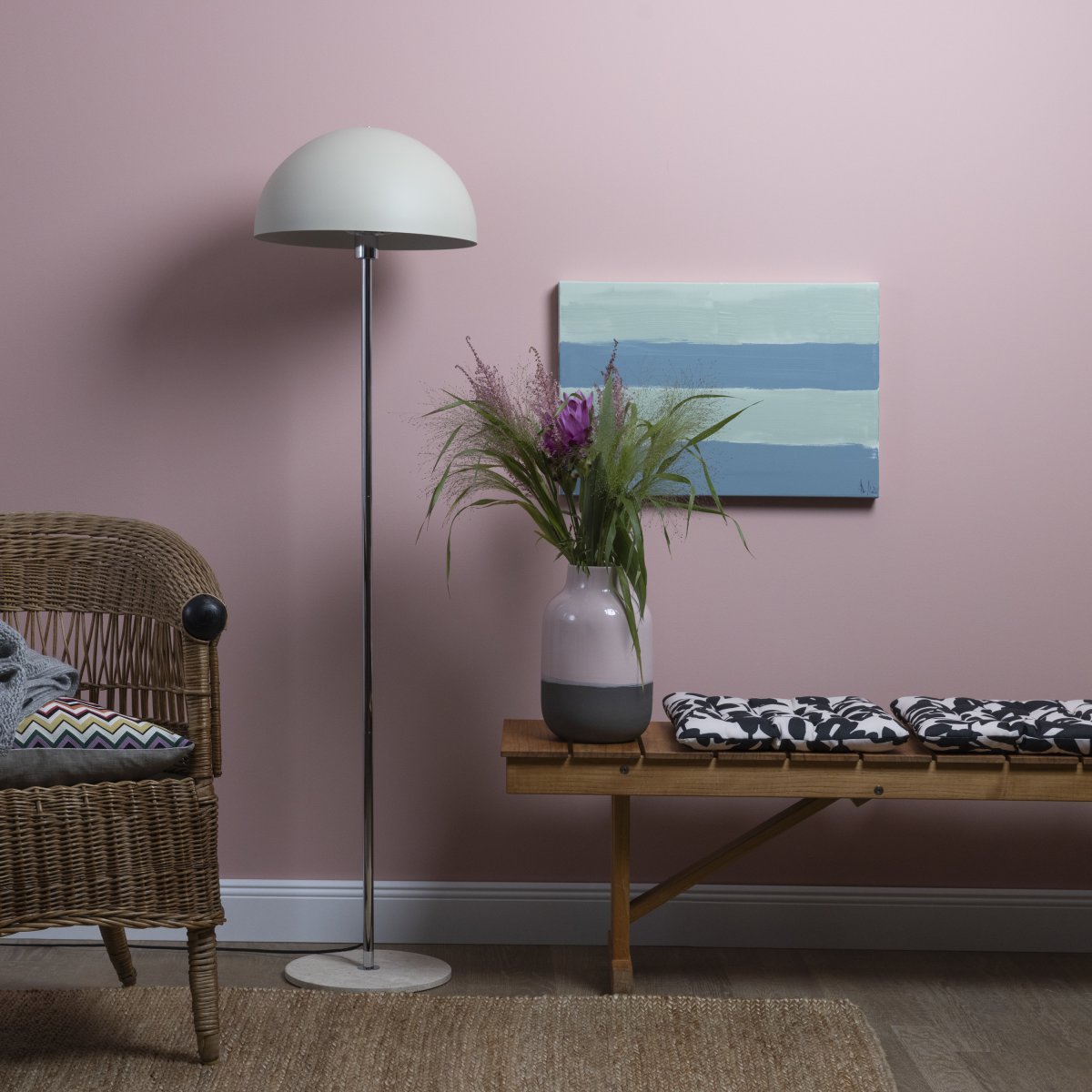 Lillian Beige lampadaire De Brilliant - Avec sa douce couleur beige, son cadre chromé et sa base en pierre naturelle, il ajoute du style et de l'harmonie à n'importe quelle pièce.