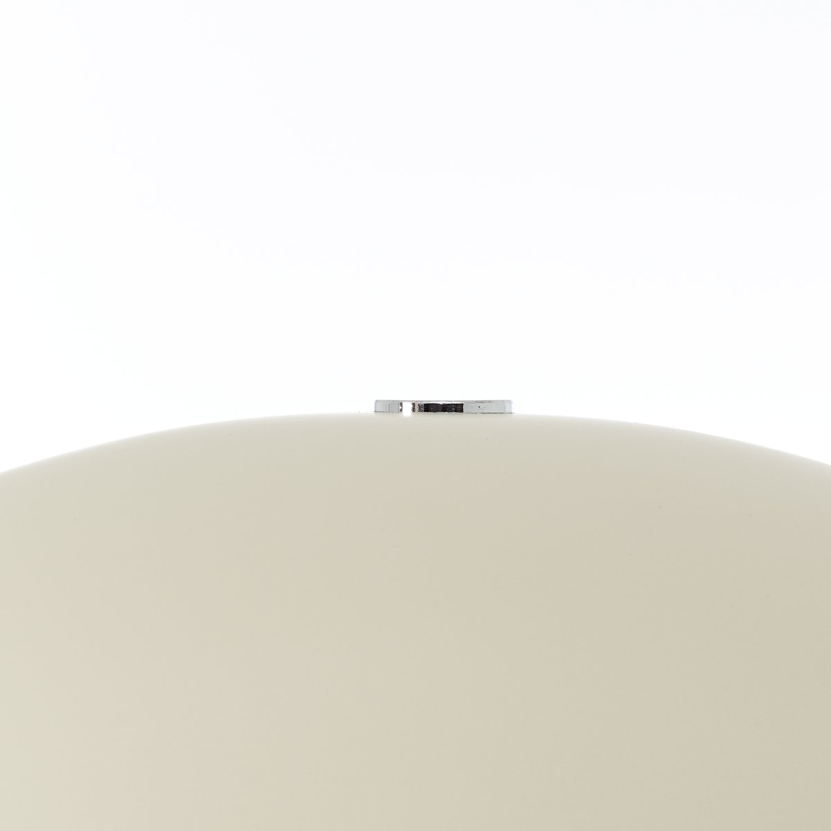 Lillian Beige lampadaire De Brilliant - Avec sa douce couleur beige, son cadre chromé et sa base en pierre naturelle, il ajoute du style et de l'harmonie à n'importe quelle pièce.