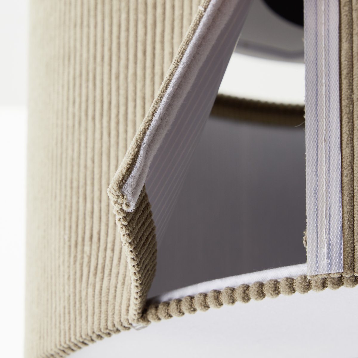 Tony Ø45 Brun plafonnier De Brilliant - La structure c&ocirc;tel&eacute;e du tissu cr&eacute;e une sensation particuli&egrave;re et diffuse une lumi&egrave;re douce et agr&eacute;able qui s'int&egrave;gre parfaitement dans le salon, la chambre ou le couloir.