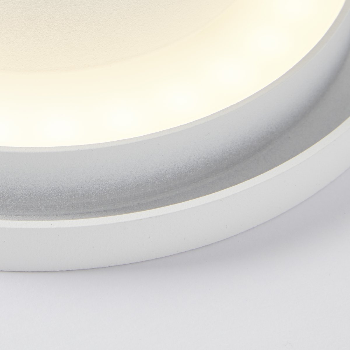 Shadow Ø15 Blanc applique murale De Brilliant - Avec son design rond et simple, il s'intègre parfaitement dans n'importe quelle pièce et crée une atmosphère moderne et luxueuse.