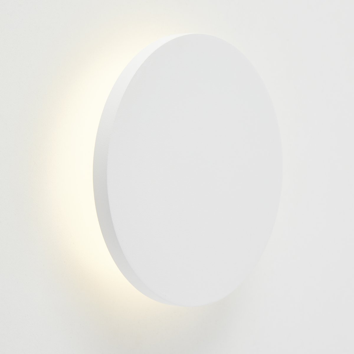 Shadow Ø15 Blanc applique murale De Brilliant - Avec son design rond et simple, il s'intègre parfaitement dans n'importe quelle pièce et crée une atmosphère moderne et luxueuse.