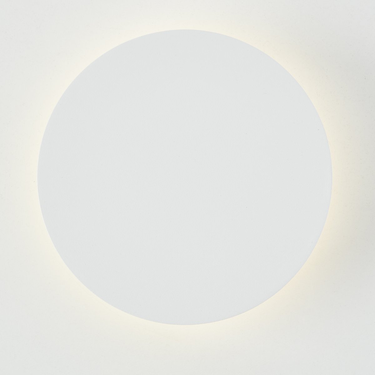 Shadow Ø15 Blanc applique murale De Brilliant - Avec son design rond et simple, il s'intègre parfaitement dans n'importe quelle pièce et crée une atmosphère moderne et luxueuse.
