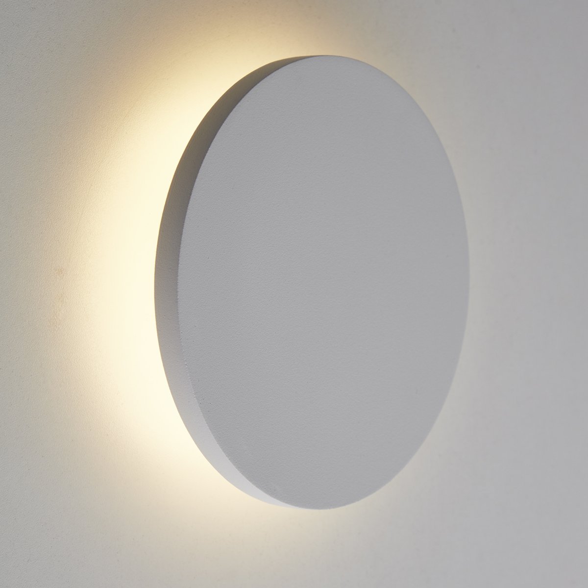 Shadow Ø15 Blanc applique murale De Brilliant - Avec son design rond et simple, il s'intègre parfaitement dans n'importe quelle pièce et crée une atmosphère moderne et luxueuse.