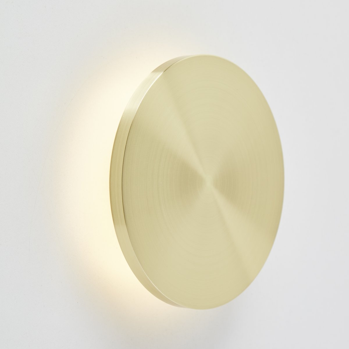 Shadow Ø15 Laiton applique murale De Brilliant - Avec son design rond et simple, il s'intègre parfaitement dans n'importe quelle pièce et crée une atmosphère moderne et luxueuse.