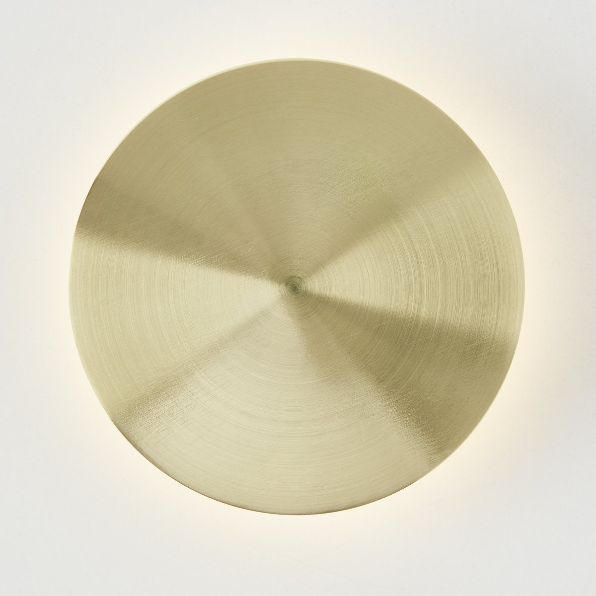 Shadow Ø15 Laiton applique murale De Brilliant - Avec son design rond et simple, il s'intègre parfaitement dans n'importe quelle pièce et crée une atmosphère moderne et luxueuse.