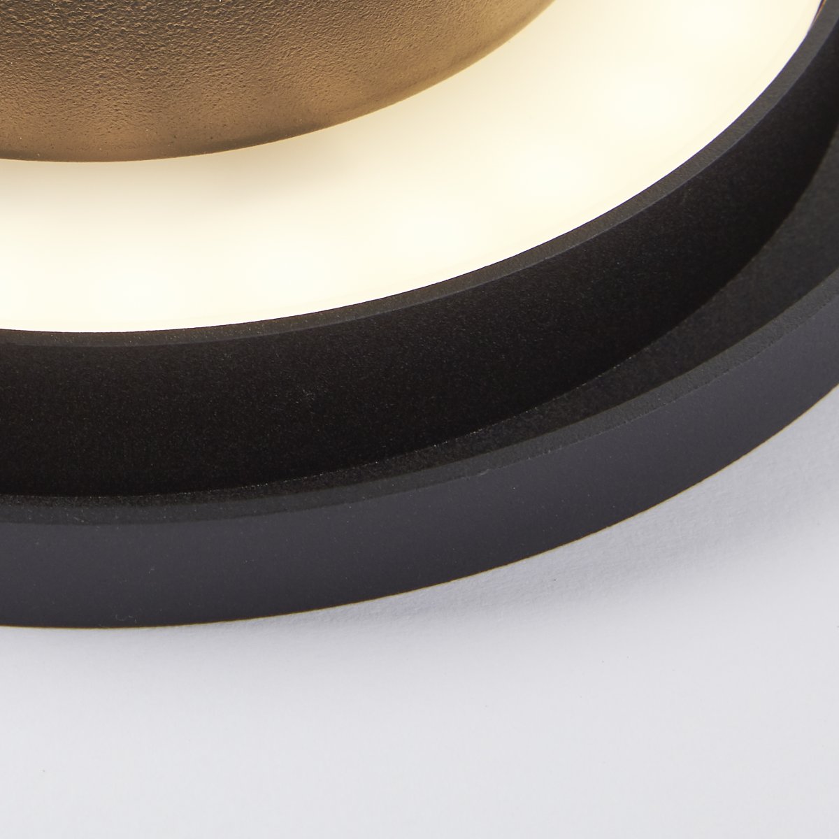 Shadow Ø15 Sable noir applique murale De Brilliant - Avec son design rond et simple, il s'int&egrave;gre parfaitement dans n'importe quelle pi&egrave;ce et cr&eacute;e une atmosph&egrave;re moderne et luxueuse.