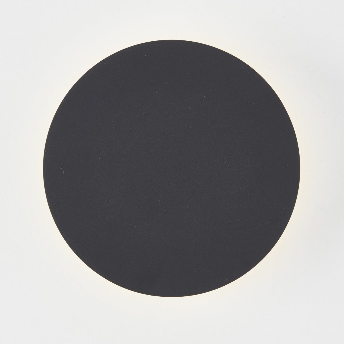 Shadow Ø15 Sable noir applique murale De Brilliant - Avec son design rond et simple, il s'int&egrave;gre parfaitement dans n'importe quelle pi&egrave;ce et cr&eacute;e une atmosph&egrave;re moderne et luxueuse.