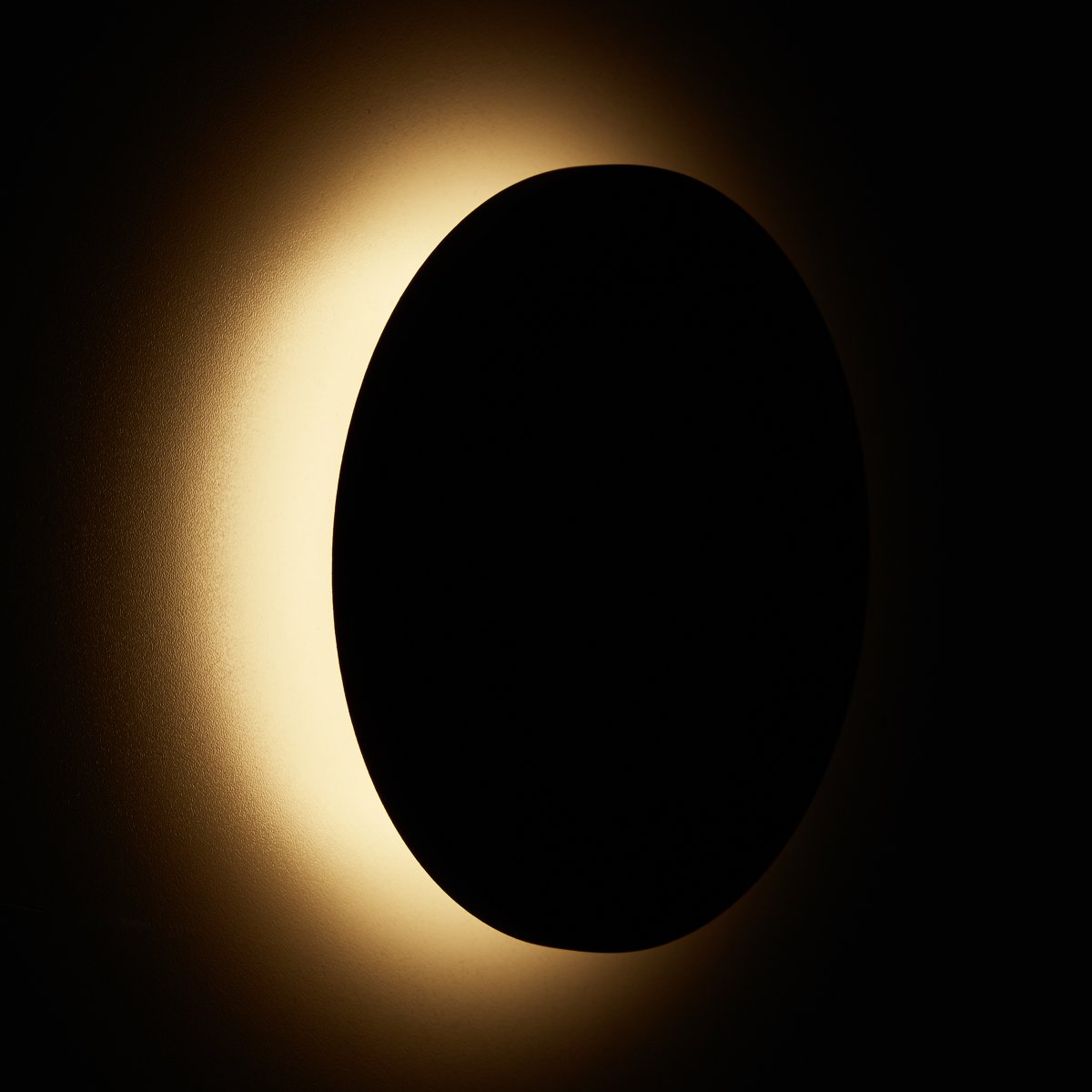 Shadow Ø15 Sable noir applique murale De Brilliant - Avec son design rond et simple, il s'int&egrave;gre parfaitement dans n'importe quelle pi&egrave;ce et cr&eacute;e une atmosph&egrave;re moderne et luxueuse.