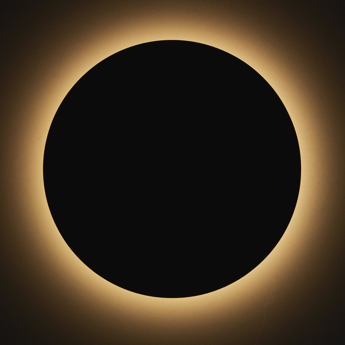 Shadow Ø15 Sable noir applique murale De Brilliant - Avec son design rond et simple, il s'int&egrave;gre parfaitement dans n'importe quelle pi&egrave;ce et cr&eacute;e une atmosph&egrave;re moderne et luxueuse.