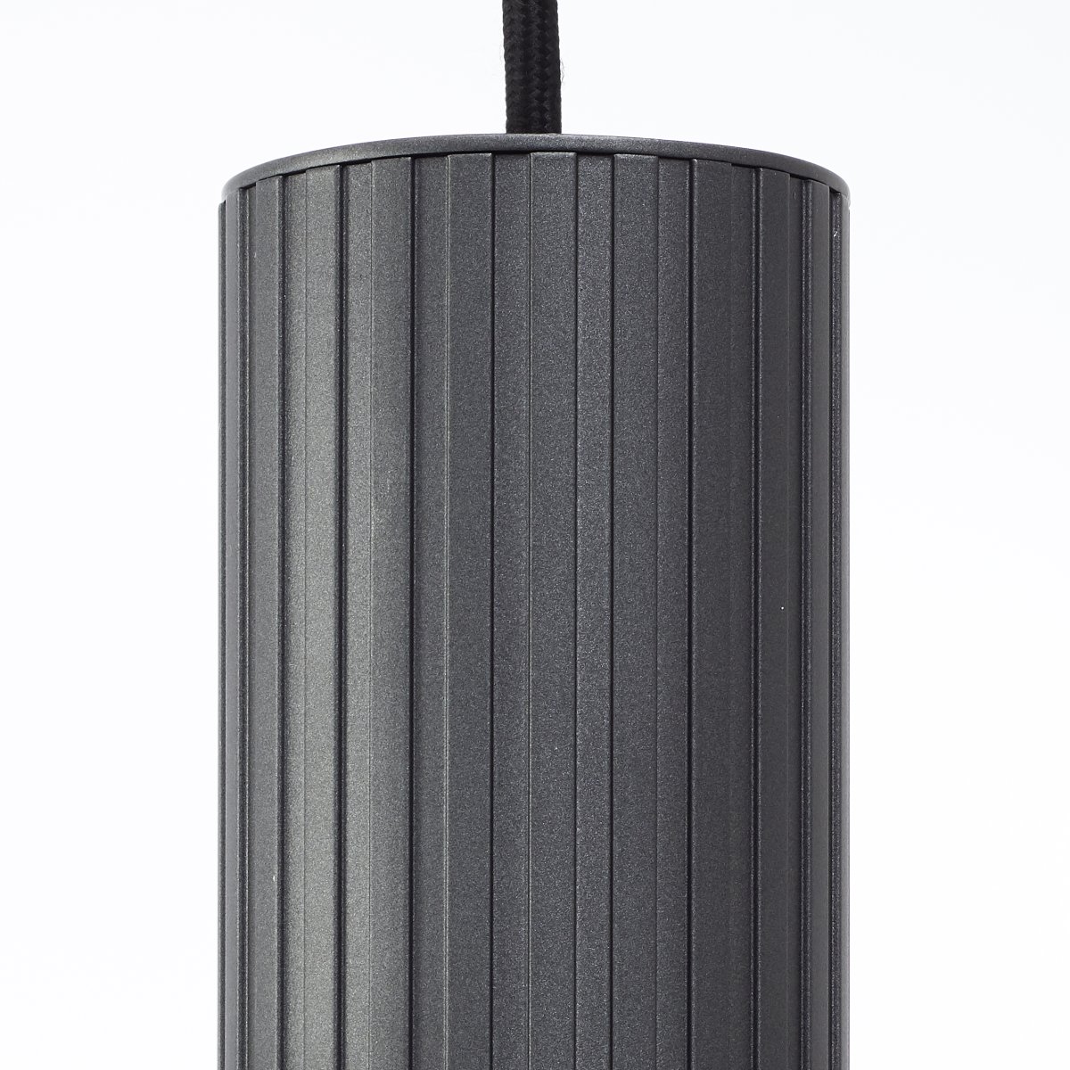 Riffelini 98cm Anthracite suspension De Brilliant - Le design simple mais &eacute;l&eacute;gant de la lampe s'int&egrave;gre dans la plupart des styles d'int&eacute;rieur.