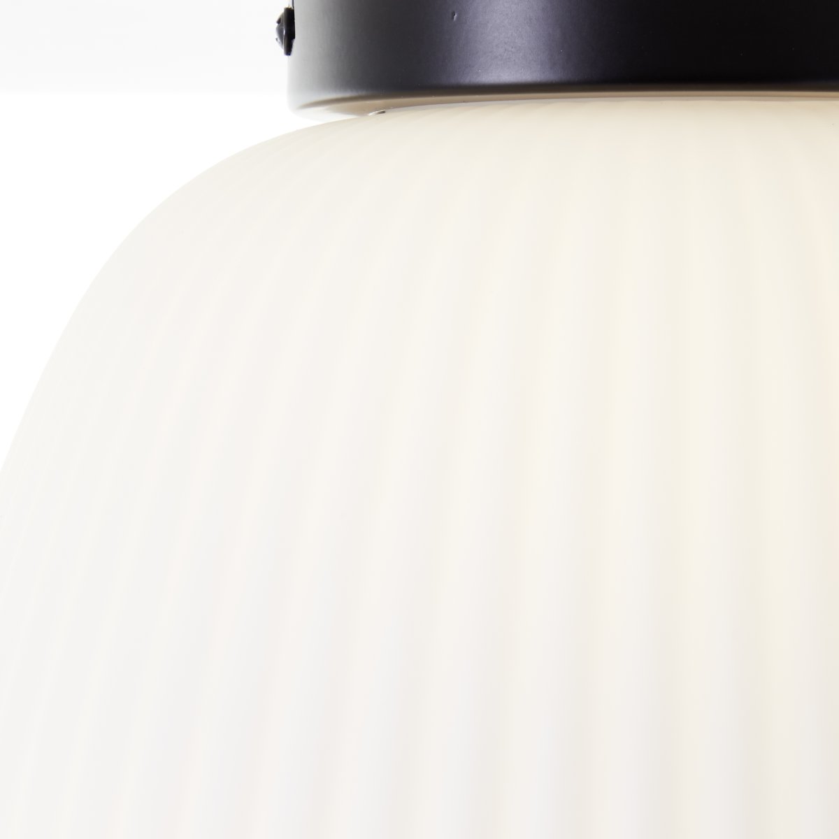 Kaizen Ø25 Blanc plafonnier De Brilliant - Kaizen Plafond est un plafonnier élégant avec une base en métal et un abat-jour blanc en verre nervuré.