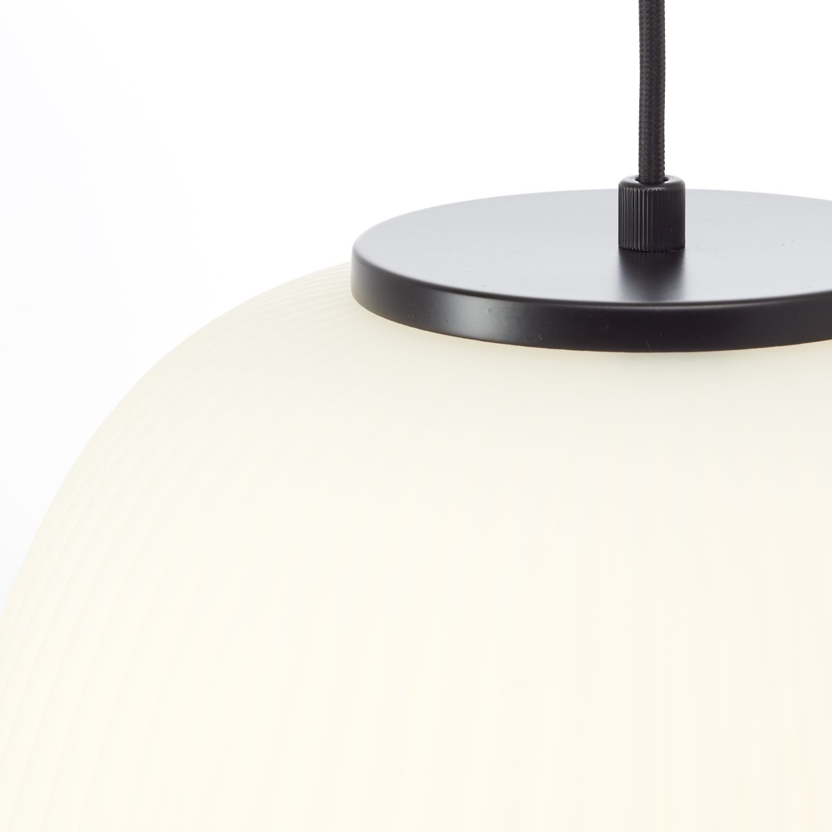 Kaizen Ø35 Blanc suspension De Brilliant - La suspension Kaizen est un plafonnier élégant avec une combinaison de métal et de verre nervuré blanc.