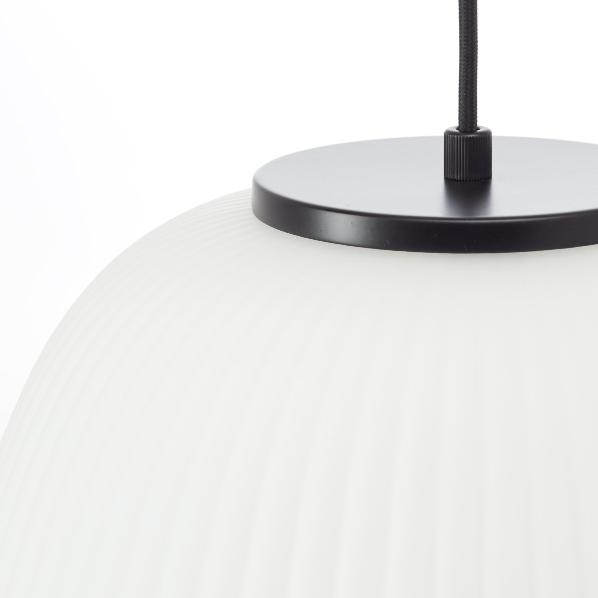 Kaizen Ø35 Blanc suspension De Brilliant - La suspension Kaizen est un plafonnier élégant avec une combinaison de métal et de verre nervuré blanc.