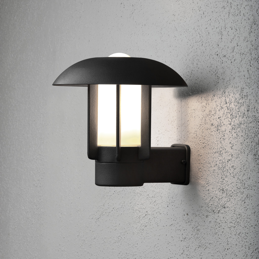 Heimdal Noir lampe d’extérieur De Konstsmide - Sa construction robuste et son plafond voûté créent une lumière agréable orientée vers le bas, idéale pour les entrées, les allées et les patios.