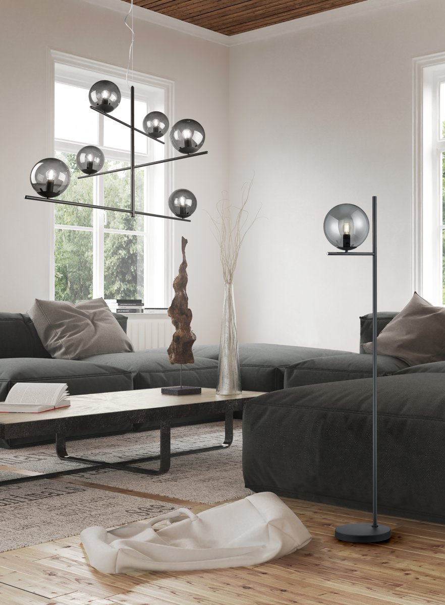 Pure Couleur fumée lampadaire De Trio Lighting - Que vous pr&eacute;f&eacute;riez un style d'int&eacute;rieur clair et simple ou un style plus ludique, le lampadaire PURE apporte des accents d&eacute;coratifs et ajoute une touche d'&eacute;l&eacute;gance &agrave; n'importe quel int&eacute;rieur.