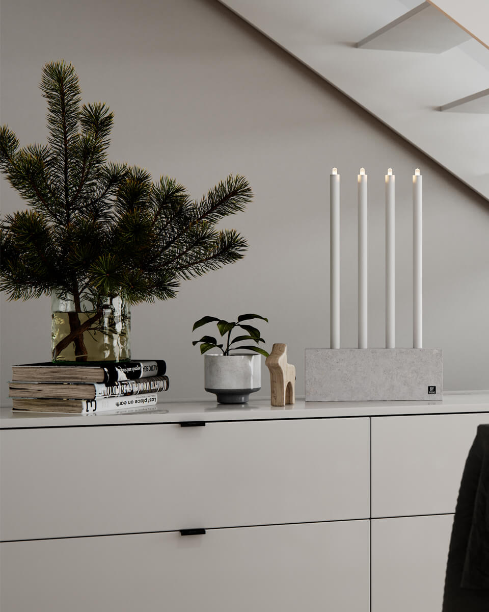 Raw Light Gris De By Rydéns - D&eacute;couvrez la fusion parfaite de la brutalit&eacute; industrielle et de l'&eacute;l&eacute;gance moderne avec le bougeoir Raw Light.