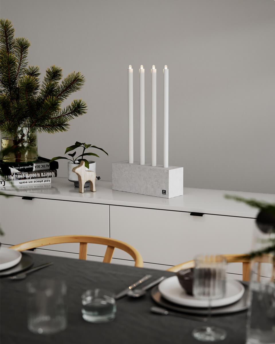 Raw Light Gris De By Rydéns - D&eacute;couvrez la fusion parfaite de la brutalit&eacute; industrielle et de l'&eacute;l&eacute;gance moderne avec le bougeoir Raw Light.