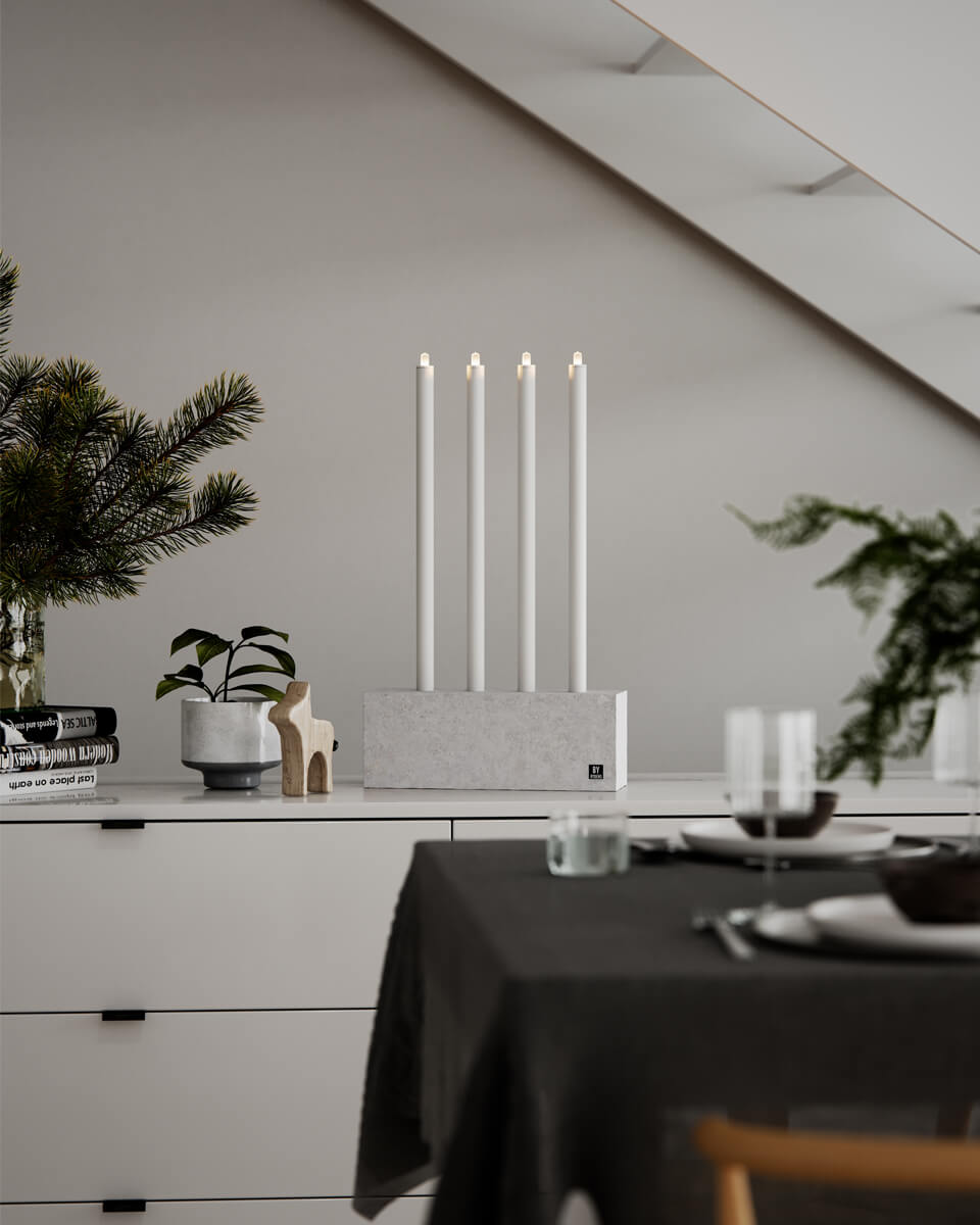 Raw Light Gris De By Rydéns - D&eacute;couvrez la fusion parfaite de la brutalit&eacute; industrielle et de l'&eacute;l&eacute;gance moderne avec le bougeoir Raw Light.