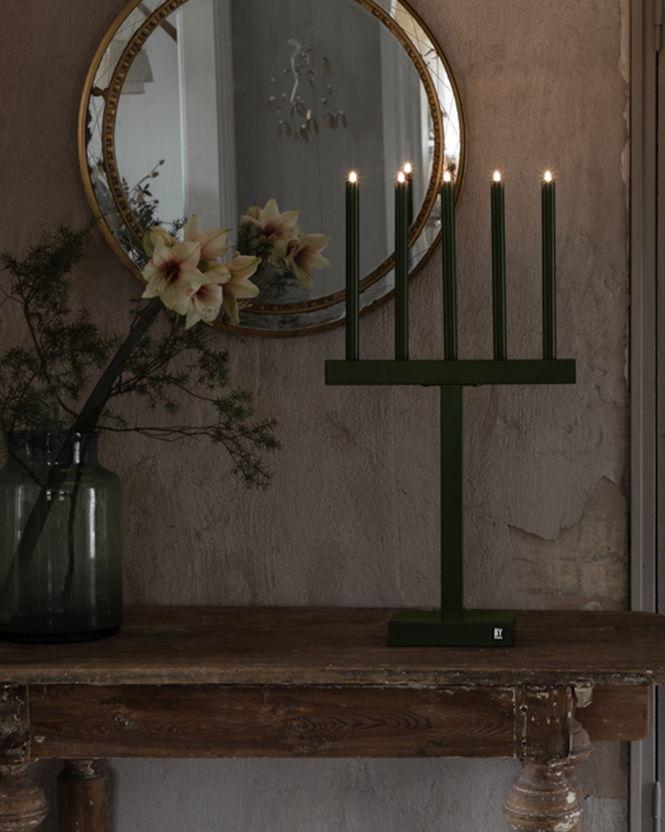 Glimmer Vert foncé De By Rydéns - Cet &eacute;l&eacute;gant chandelier en m&eacute;tal mesure fi&egrave;rement 74,5 cm de haut et 40,5 cm de long, ce qui en fait un accroche-regard impressionnant dans votre maison ce No&euml;l.