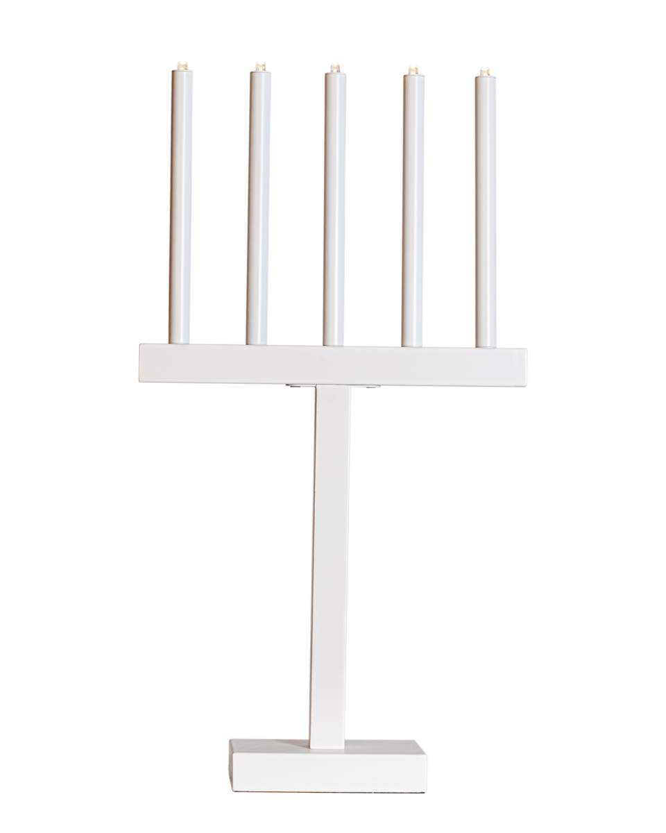 Glimmer Blanc mat De By Rydéns - Cet &eacute;l&eacute;gant chandelier en m&eacute;tal mesure fi&egrave;rement 74,5 cm de haut et 40,5 cm de long, ce qui en fait un accroche-regard impressionnant dans votre maison ce No&euml;l.