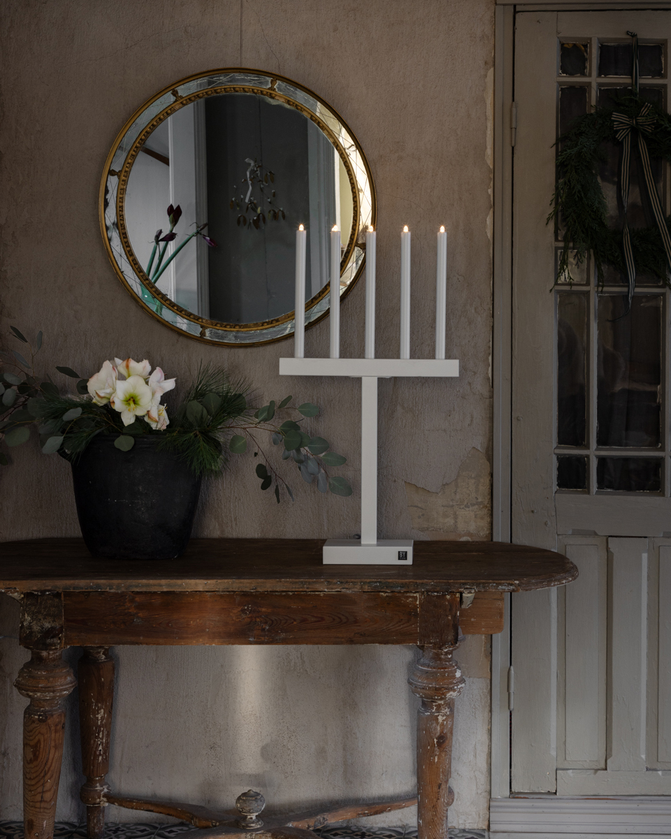 Glimmer Blanc mat De By Rydéns - Cet &eacute;l&eacute;gant chandelier en m&eacute;tal mesure fi&egrave;rement 74,5 cm de haut et 40,5 cm de long, ce qui en fait un accroche-regard impressionnant dans votre maison ce No&euml;l.