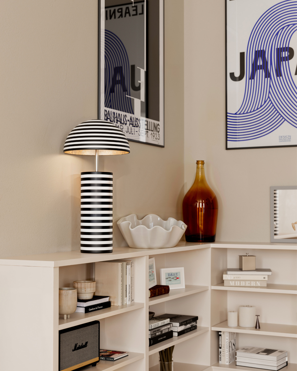 Stripe 50cm Noir et blanc lampe de table De By Rydéns - Stripe est une lampe de table moderne et d&eacute;corative sign&eacute;e Lena Nyholm.