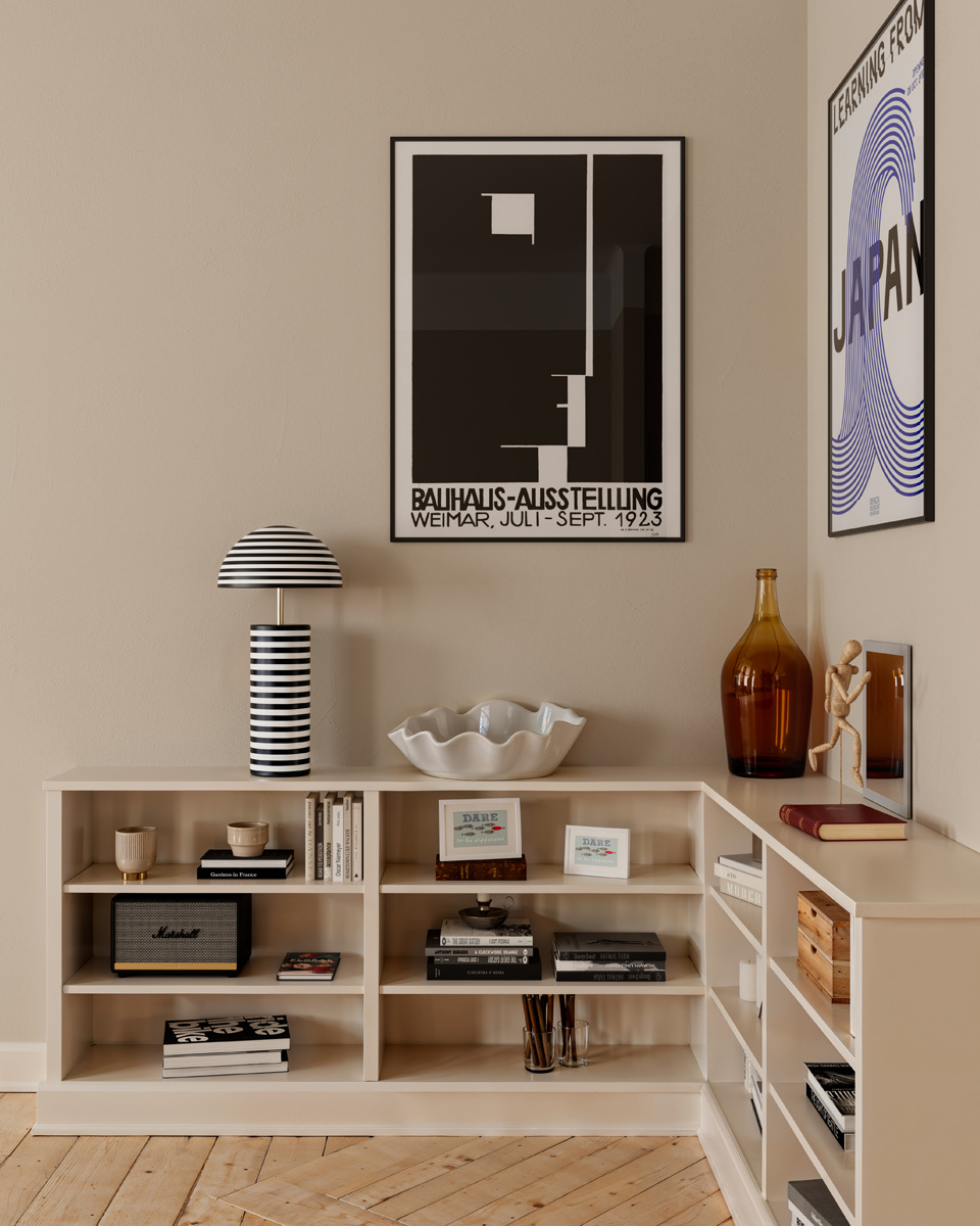 Stripe 50cm Noir et blanc lampe de table De By Rydéns - Stripe est une lampe de table moderne et d&eacute;corative sign&eacute;e Lena Nyholm.