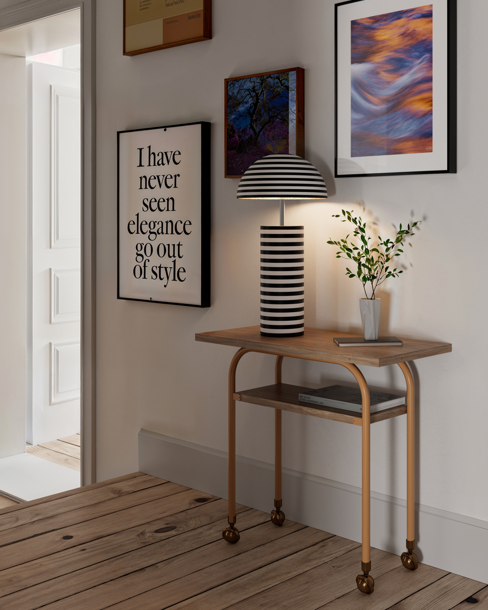 Stripe 50cm Noir et blanc lampe de table De By Rydéns - Stripe est une lampe de table moderne et d&eacute;corative sign&eacute;e Lena Nyholm.