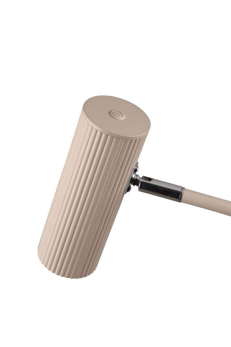 Hubble Read Beige lampadaire De Globen Lighting - Fabriqu&eacute; en m&eacute;tal beige laqu&eacute; mat avec des d&eacute;tails chrom&eacute;s, il est &eacute;quip&eacute; d'un interrupteur tactile sur l'abat-jour et d'un c&acirc;ble transparent de 200 cm avec prise.
