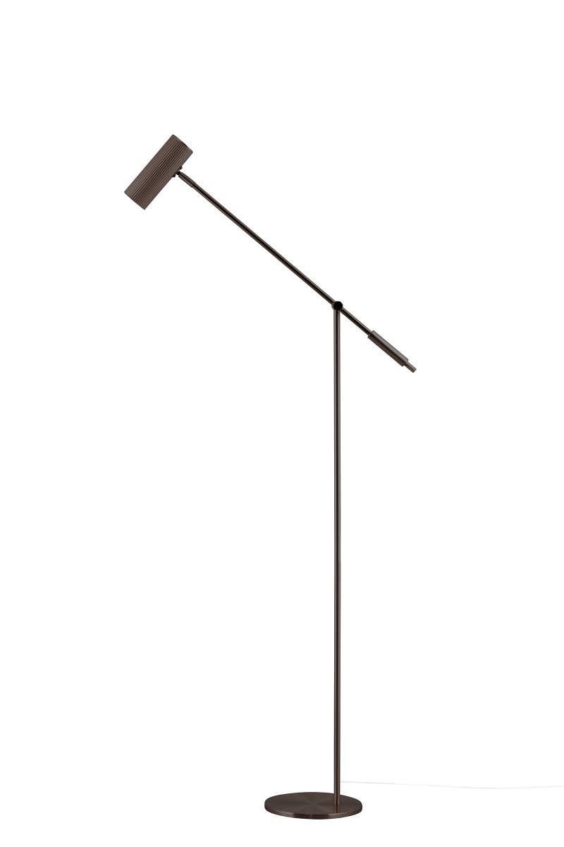 Hubble Read Bronze lampadaire De Globen Lighting - Son abat-jour lisse et nervuré lui confère un style unique et permet d'orienter la lumière précisément où vous le souhaitez.