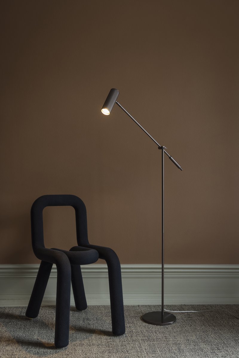 Hubble Read Bronze lampadaire De Globen Lighting - Son abat-jour lisse et nervuré lui confère un style unique et permet d'orienter la lumière précisément où vous le souhaitez.