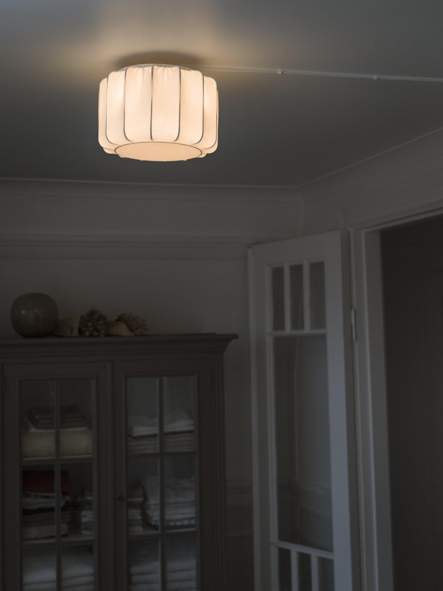 Iris Ø30 Blanc plafonnier De PR Home - Le diam&egrave;tre de l'&eacute;cran est de 30 cm et la hauteur est de 21 cm.