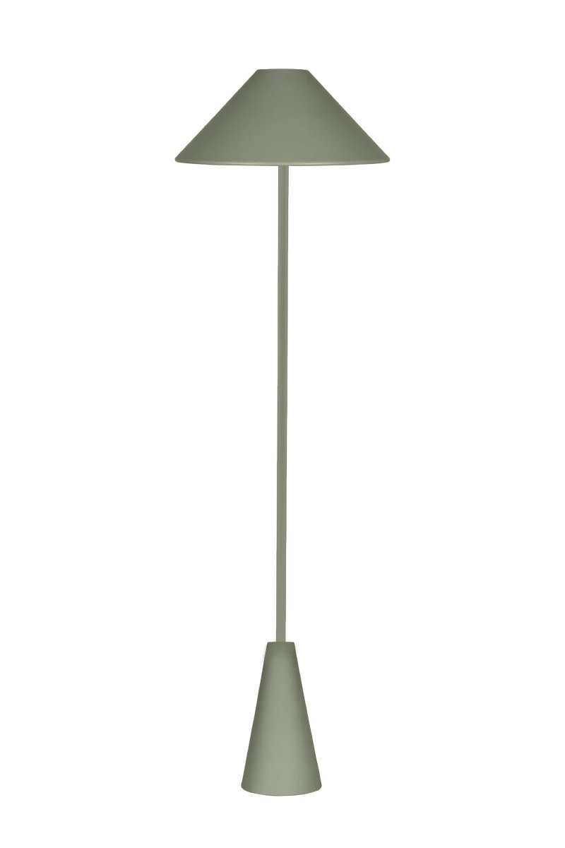 Cannes Vert mousse lampadaire De Globen Lighting - Son format compact lui permet de prendre peu de place dans un coin de la maison, tandis que l'abat-jour diffuse une lumi&egrave;re douce et agr&eacute;able dirig&eacute;e vers le bas.